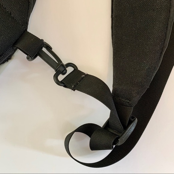 Victorinox Dual-Compartment Monosling - Picture 5 of 15